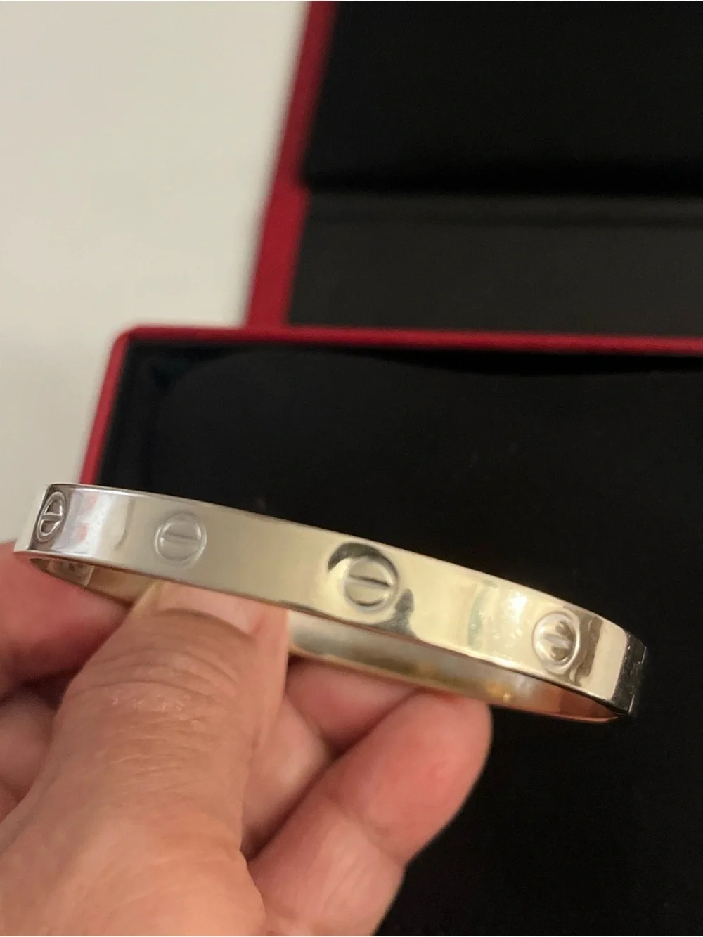 White solid gold 14 k Screw-Detail Bangle. Comes with a signature box. - Picture 10 of 13